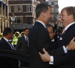 Su Majestad el Rey recibe el saludo de Su Majestad el Rey de los Países Bajos, a su llegada al Palacio de Noordeinde